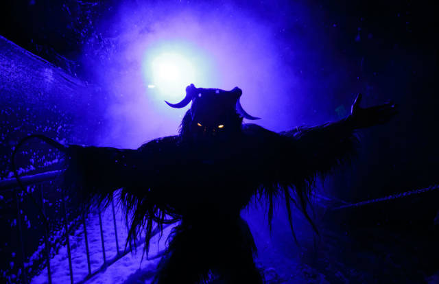 krampus(克兰帕斯)是圣诞老人的好基友,半人半魔,每年12月5日夜晚在