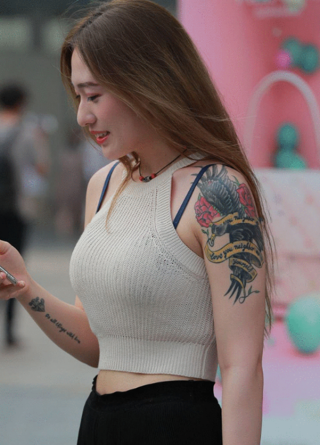 小姐姐霸气纹身漏出,搭配挂脖针织短衫,有那么一点社会气息!