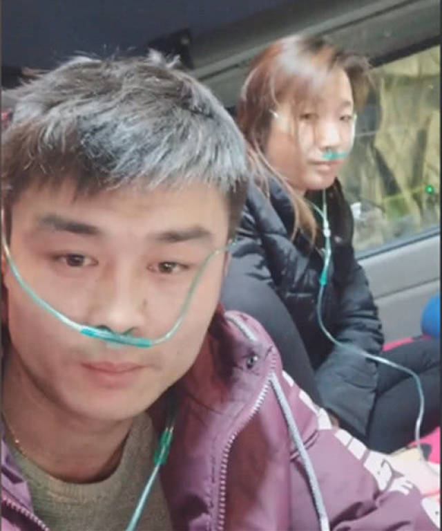 小辉辉夫妻的去世引热议葬礼儿子不跪父母却得网友原谅
