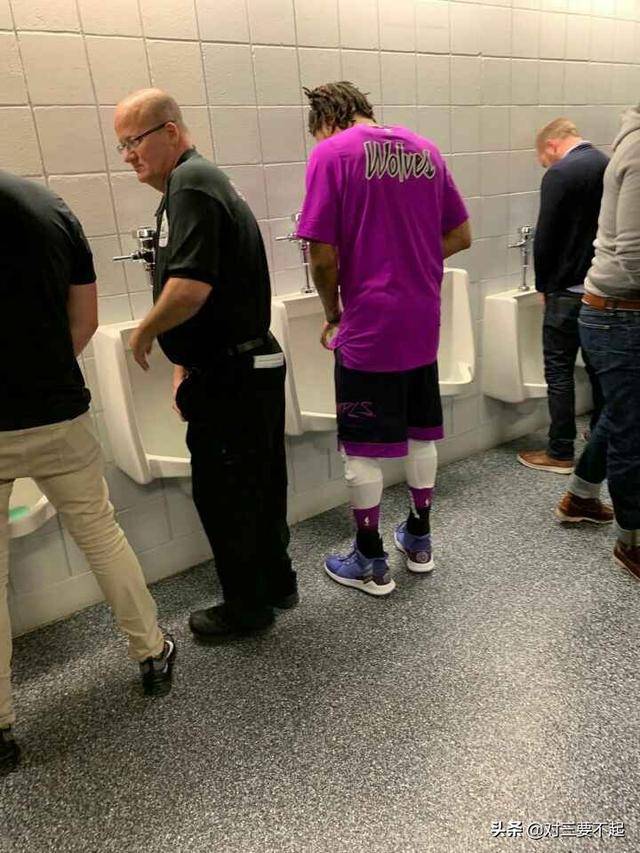 mvpee!罗斯上厕所被球迷偷拍,这姿势什么水平?