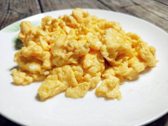 炒鸡蛋,不放1滴油,放点它,水水嫩嫩入口即化,这做法第一次见!