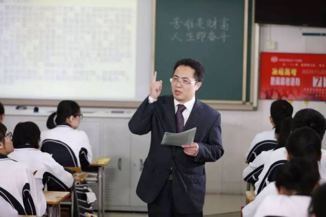 平冈名师 | 热烈祝贺我校张怡春老师获评2018年广东省正高级教师!