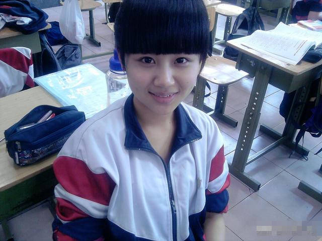 杨紫高中校服照曝光,跟微博之夜的她相比,真是女大十八变啊