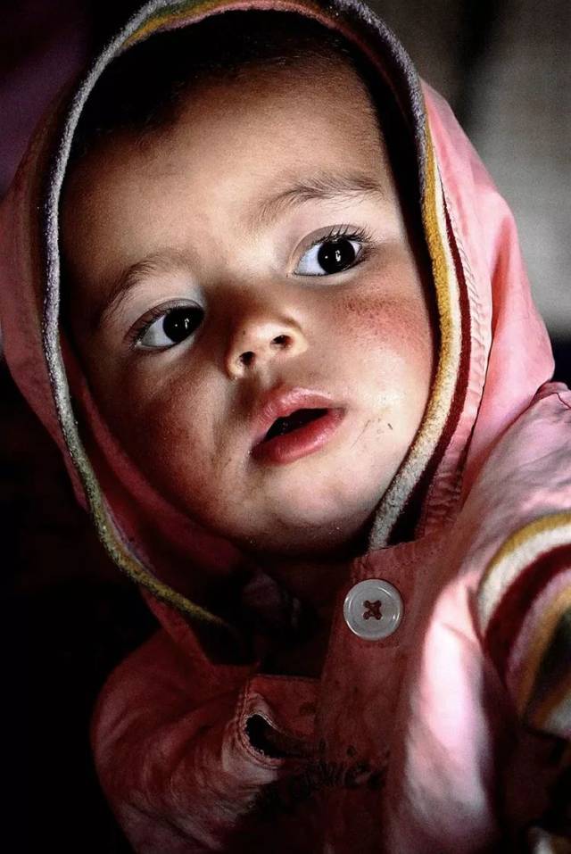 拍摄地 :斯里兰卡 亚美尼亚路边餐厅,等待就餐的小女孩( 登上手机人像