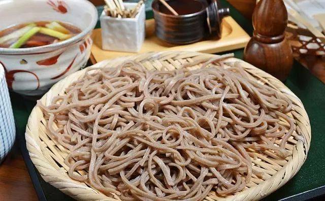 第二阶段:5天水果 蔬菜餐 早餐:一碗黑米粥 午餐:白灼青菜 糙米饭