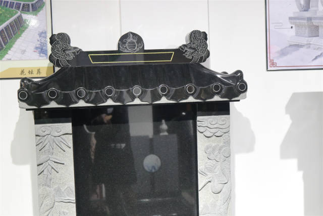 传统墓碑主碑上面的部分被称为碑顶,他的造型模仿传统房屋建筑的屋顶