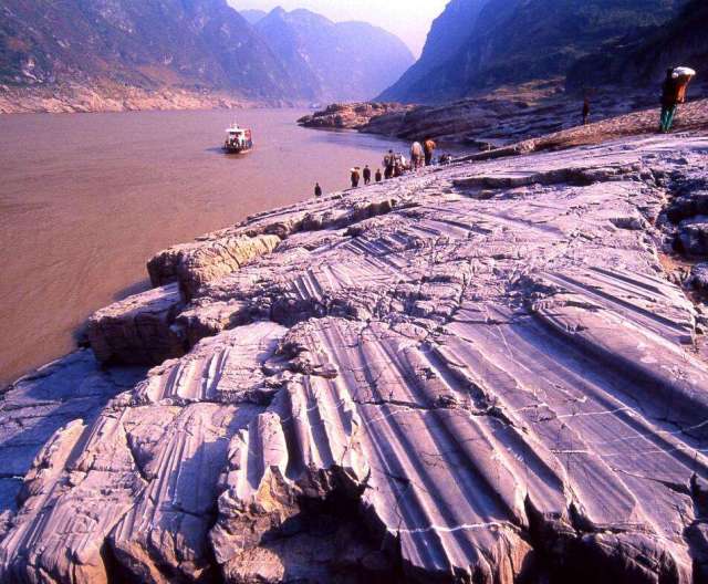 长江三峡天险历史上沉船无数,江底日积月累竟然有一笔惊人的宝藏