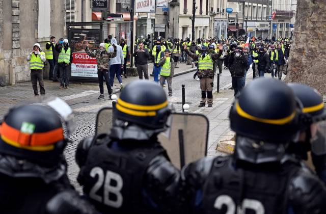 法国黄背心发动新一轮抗议活动 示威者被高压