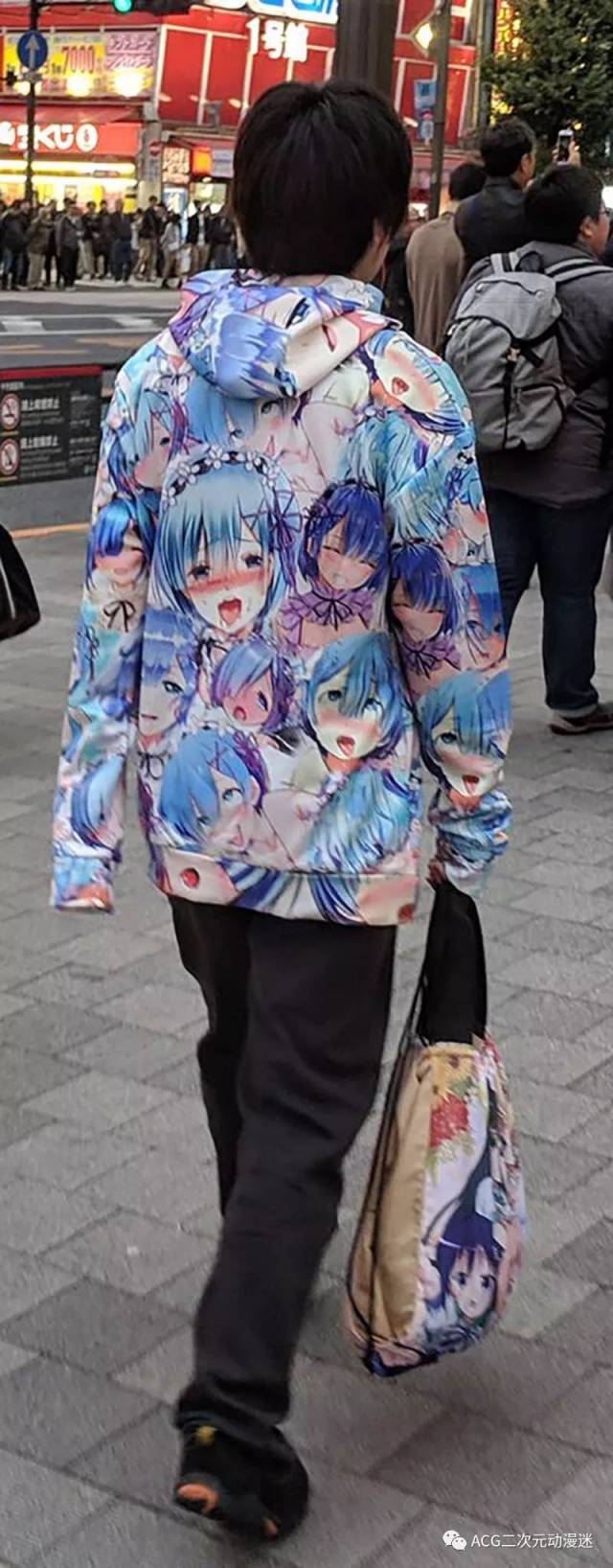 阿黑颜衣服惹议》宅男穿阿黑颜雷姆上街，就算是秋叶原也不行吗……_手机搜狐网