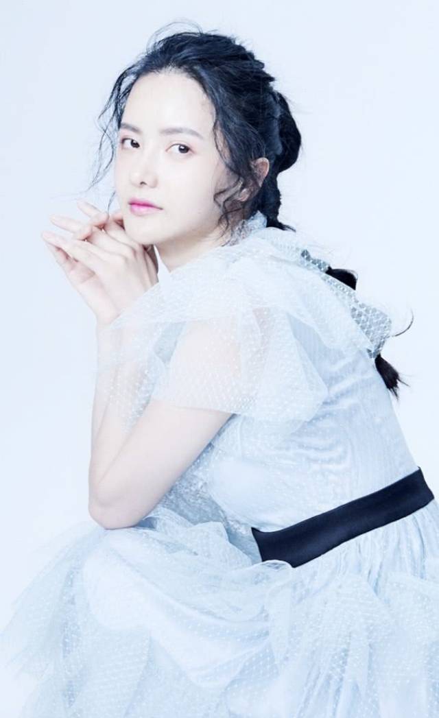 《天衣无缝》的"方一凡",穿纱裙 牛仔裤,31岁美如少女!