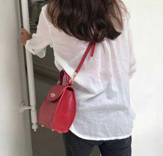 而且背起来很有质感 可以手提,单肩,斜挎多种背法