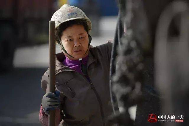 女工混跡工地 電話裡孩子哭喊媽媽 瞬間心酸.