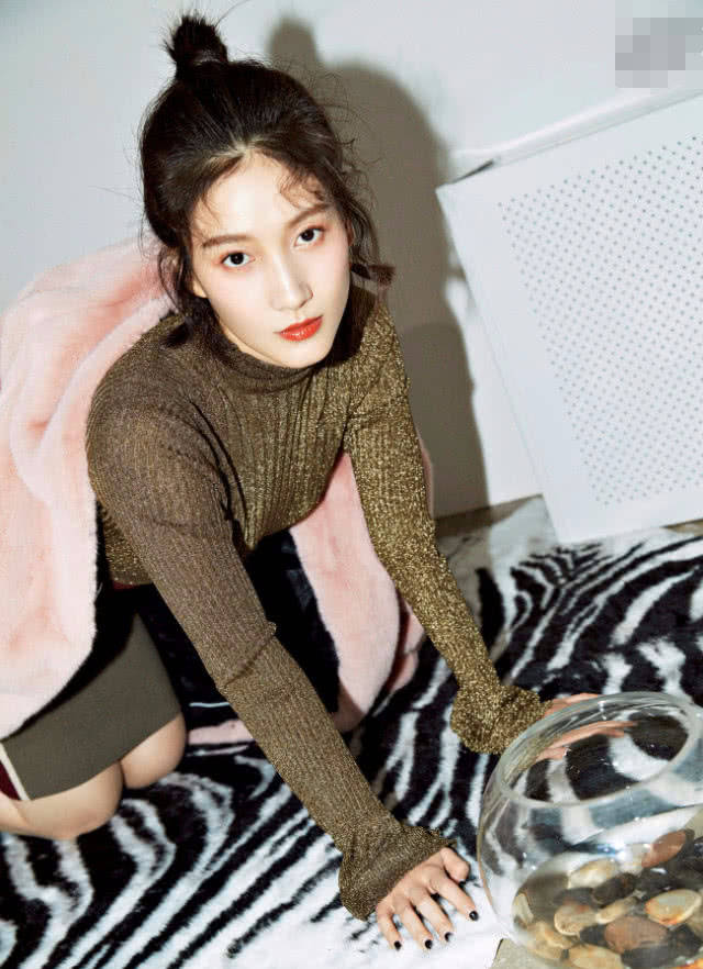 29岁啜妮看上去像18岁,躺在地上凹造型,凹出两个s型?