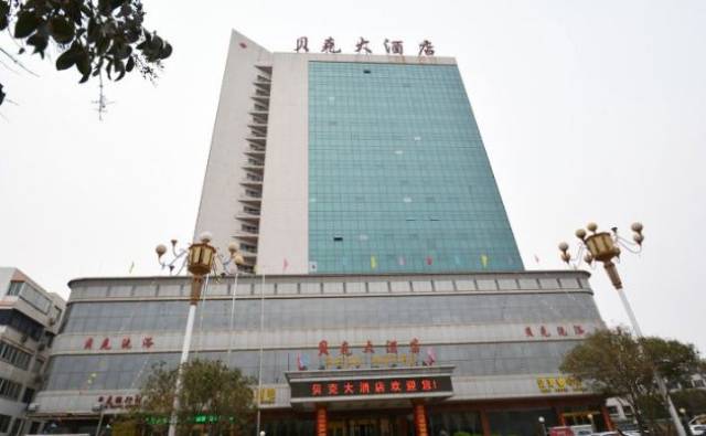 郑州贝克大酒店位于巩义市人民路92号,距陇海铁路巩义站,连霍高速,310
