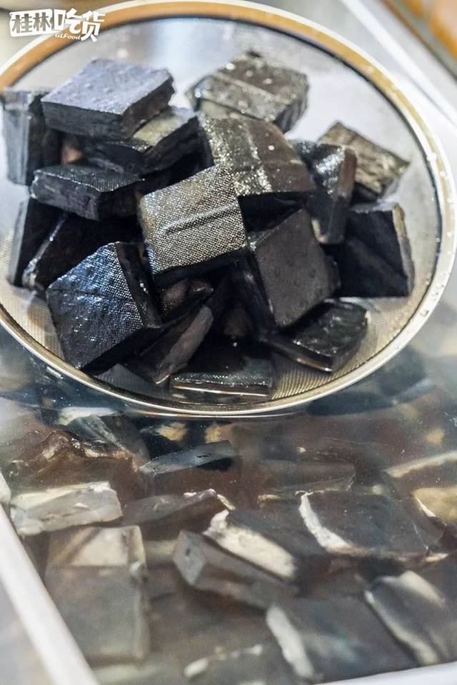 臭豆腐黝黑的皮肤离不开卤水的卤制,文和友的卤水秘方已经传承了仁