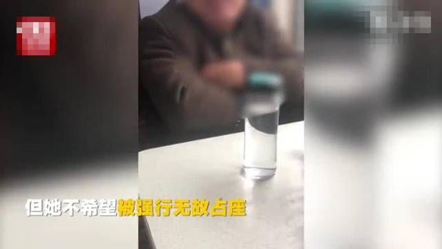 女大学生被中年男恶意占座,列车员举动惹怒乘