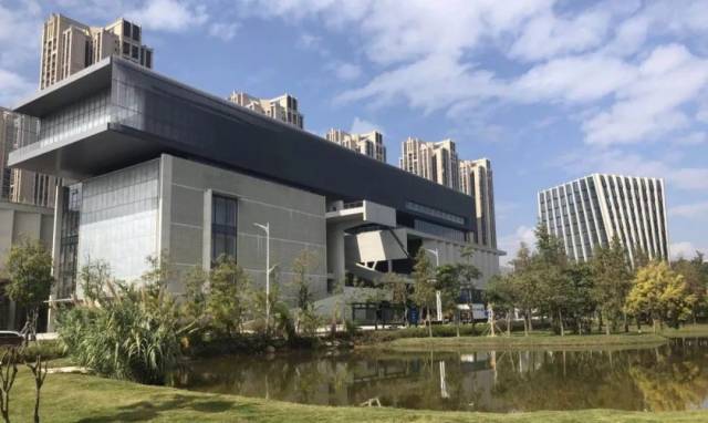 依山傍水,风景宜人的坪山美术馆(新馆),建筑面积9900平方米,由中国
