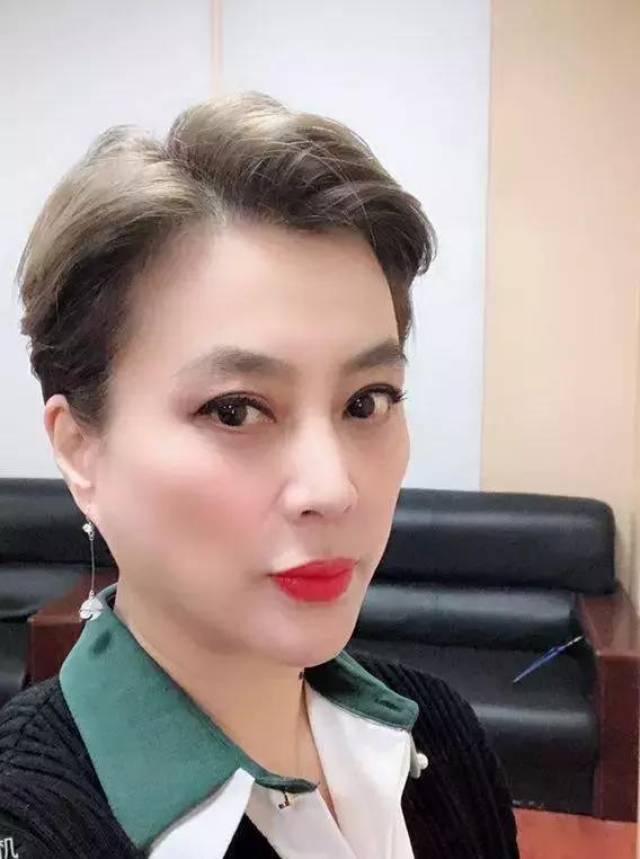 56岁李玲玉短发显干练,两段失败婚姻让她成长,儿子颜值很高