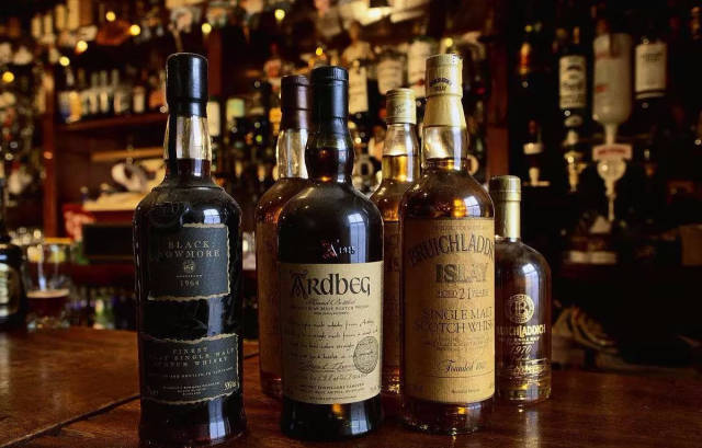 以苏格兰为首的威士忌产地习惯使用 whisky 这一表达,这包括英国本土