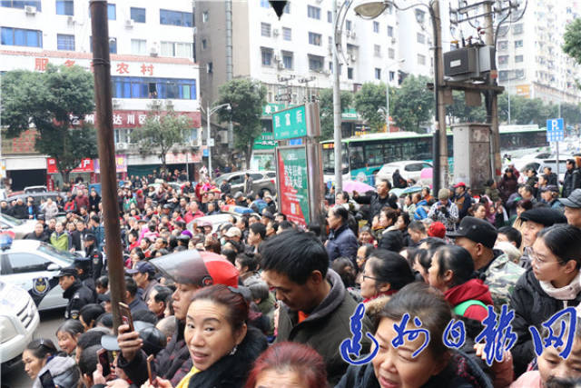 数百群众聚集围观