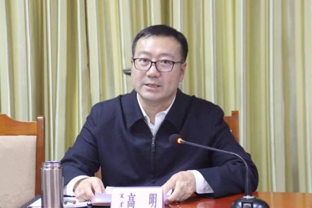 旗领导张胜利,高明,高玉华,范广超出席会议.