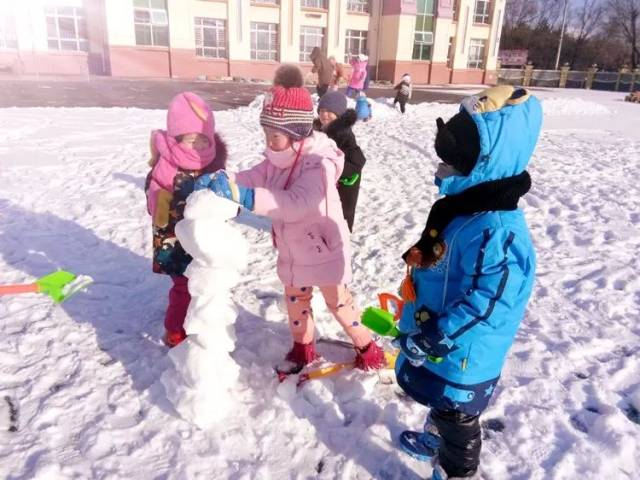 冬天里快乐的我们——第三幼儿园坚持开展冬季户外游戏活动
