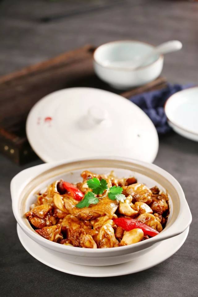 生啫滑鸡煲 42元/份