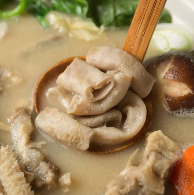 还能吃到不少 牛筋,牛肚,牛肠,配上蔬菜,乌冬面