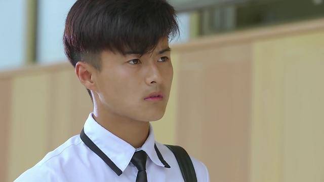 王艺霖在电视剧《旋风十一人》中饰演秦明浩,他在剧中在外人的面前是