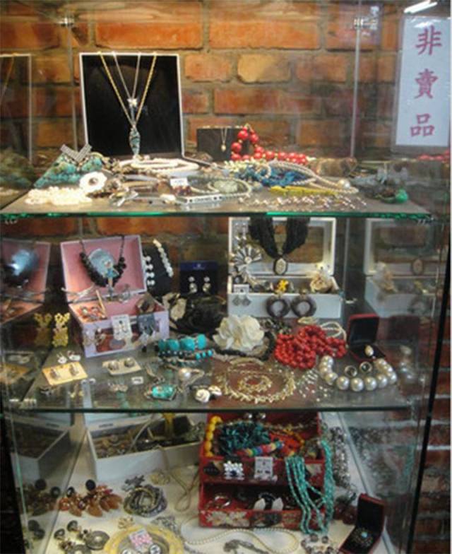 实拍邓丽君的遗物:名牌包数不胜数,奔驰座驾崭新如初!