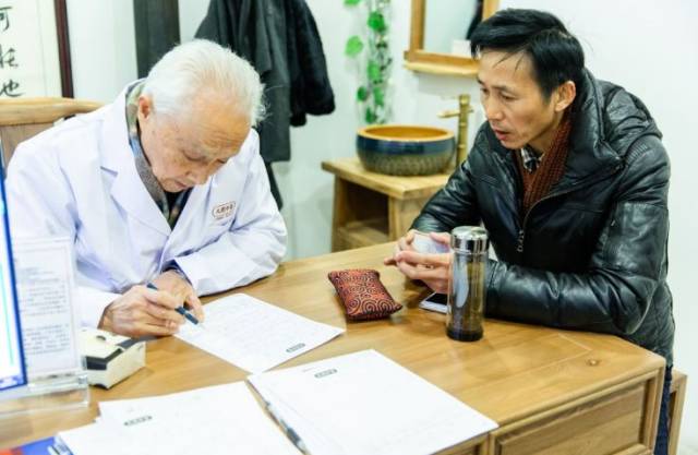 时至今日,正是有像周宜轩教授,周玉朱教授这样的国家级名老中医,中医