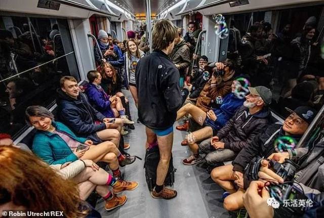 一年一度地铁无裤日英国人集体耍流氓满屏都是白花花的大长腿啊