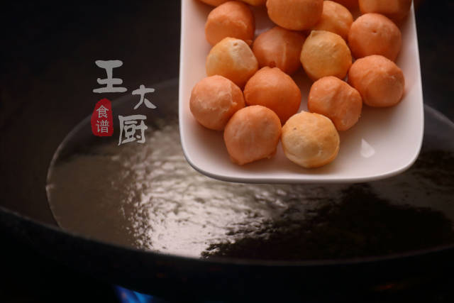 简单的食材稍费心思,就会吃出不一样的感觉,咖喱虾丸扣西兰花