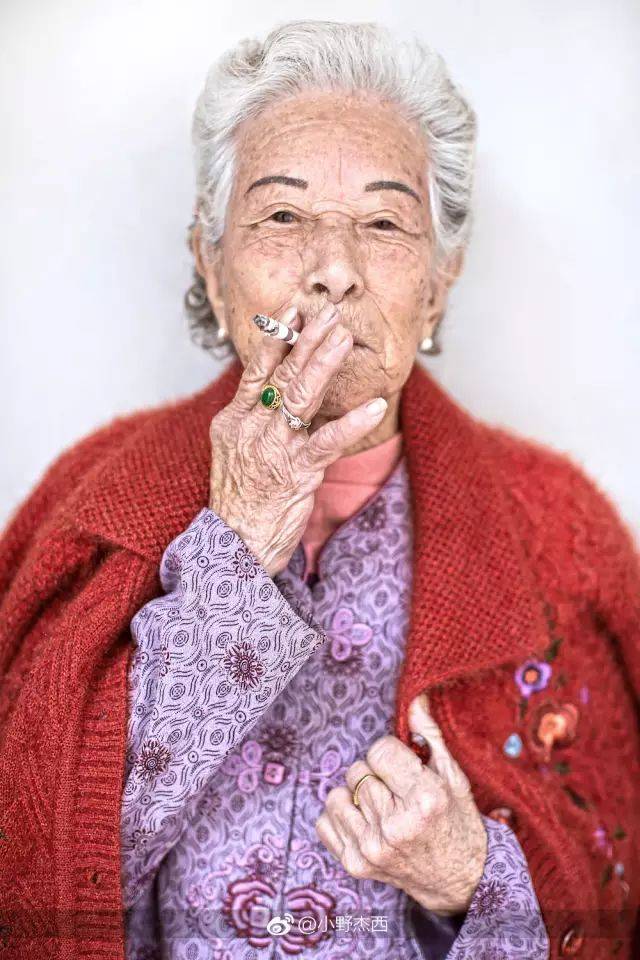 85歲中國老奶奶,抽菸喝酒紋眉,活得比英國女王更優雅!