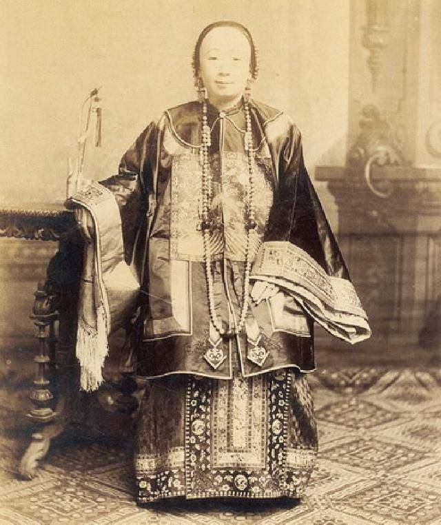 大开眼界原来清朝的诰命夫人长这样穿戴竟如此雍容华贵