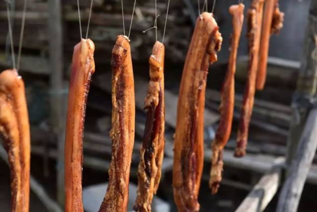 十米防护栏挂满香肠,这些"晒肉大法"刷爆朋友圈!