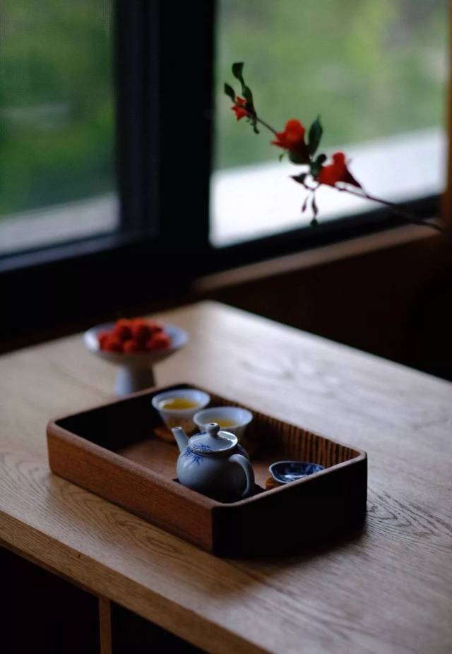 我喜欢煮一盏茶,和着馨香的温度,在午间,在黄昏,在静夜,在灯下,读一些