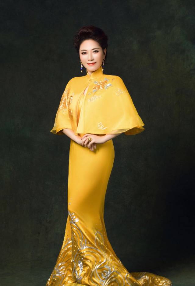 斯兰《望春花》绚丽绽放2019中国旗袍春晚舞台