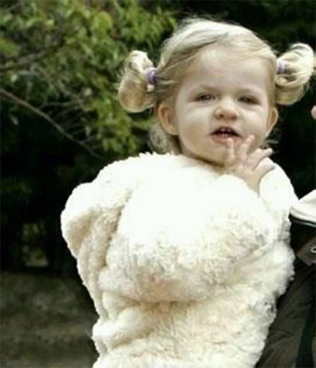 2岁莱昂诺尔公主真是个时髦精,红色开衫配高腰