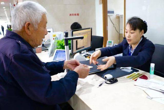 老人在窗口办理业务