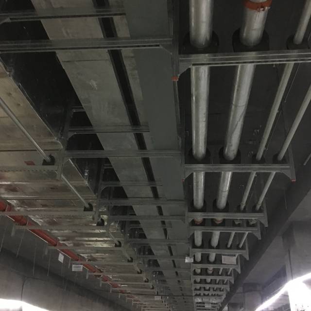 科教城南站站厅层公共区桥架,风管,水管安装完成