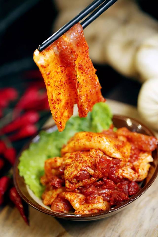 眉毛肉 川渝人口中的"眉毛肉",是指猪肩胛骨上类似里脊的肉,由于纹理