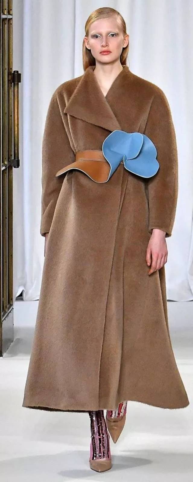 x型大衣越长越女人,超长的长度敞开穿的是气场,腰带束腰后却又妩媚