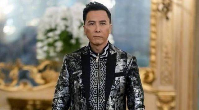 1月11日, 甄子丹以首位华人身份出席国际时尚品牌philipp plein的时装