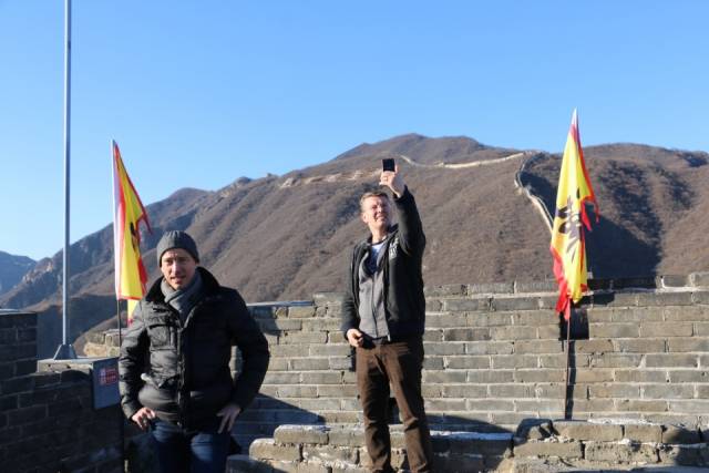 北京唯一一段允许涂鸦的长城成为外国人到此一游的首选