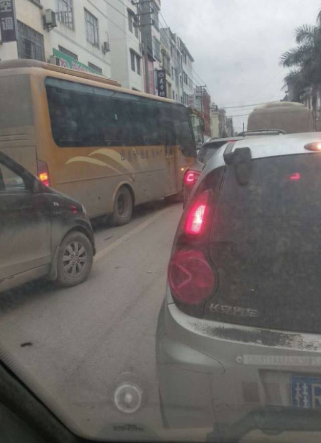 今天,桂平朋友圈被堵车图片/小视频刷屏了