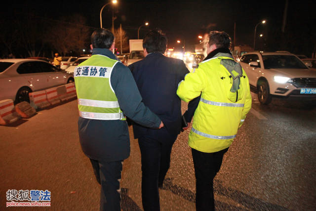 民警立即通知前方民警进行拦截,驾驶员见无路可逃将车停在路边企图