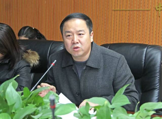 专家评审组一行首先聆听了校长罗坤关于创建美丽校园的工作汇报.