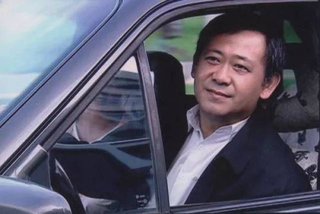 七十年代末开始,国营红星机械厂三车间的几名青年工人,靳勇(姜武饰)