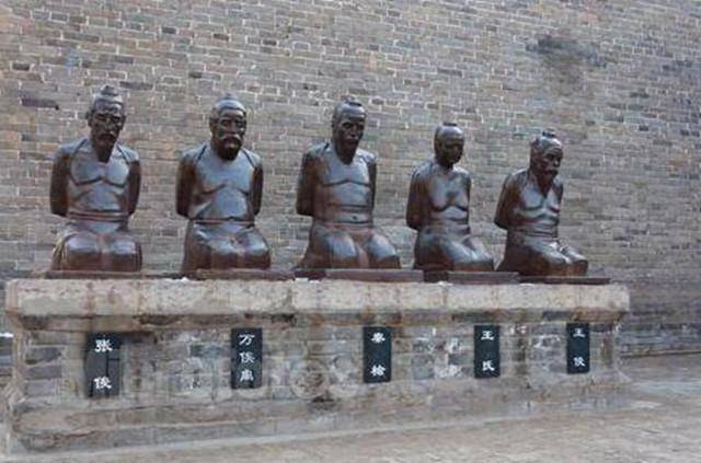 岳飞墓前本来跪着5人,此人将两人扔进湖里,说:你们不配跪在这